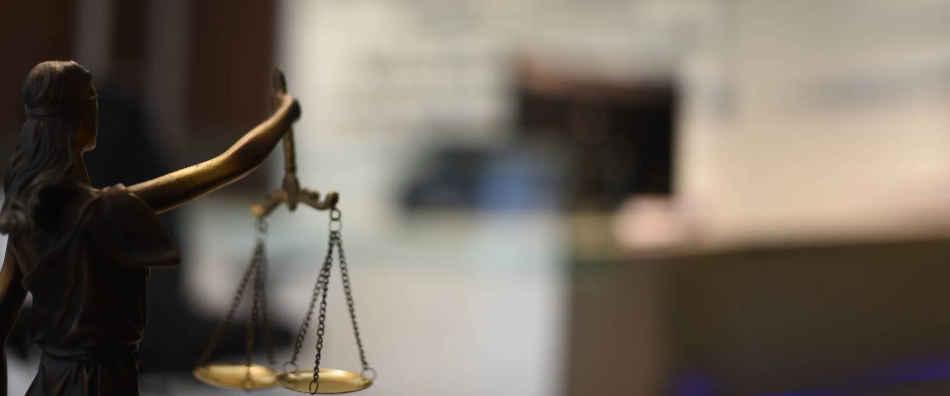Estátua da Justiça com a balança, no escritório