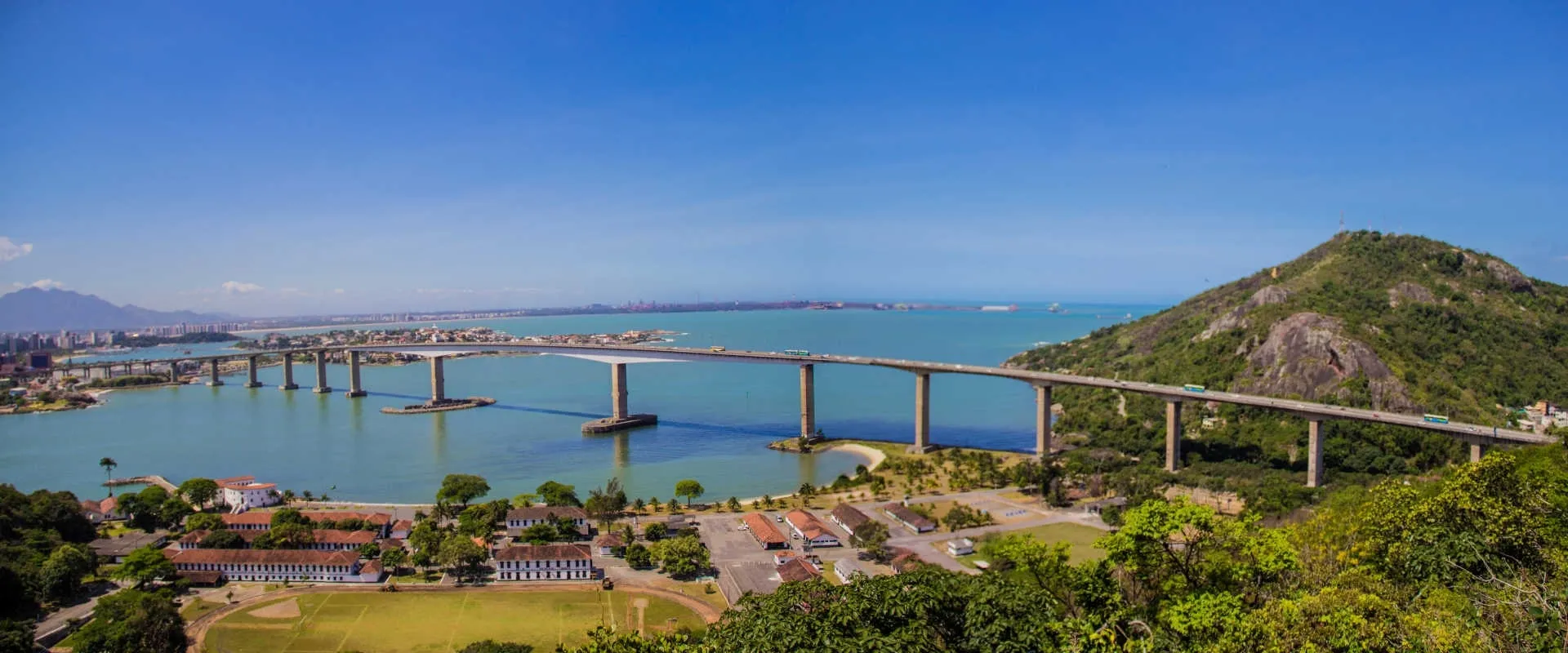 Vista da baía de Vitória com a Terceira Ponte